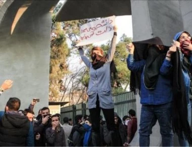 Βίντεο με διαδηλωτές στο Ιράν να φωνάζουν «Θάνατος στον δικτάτορα»
